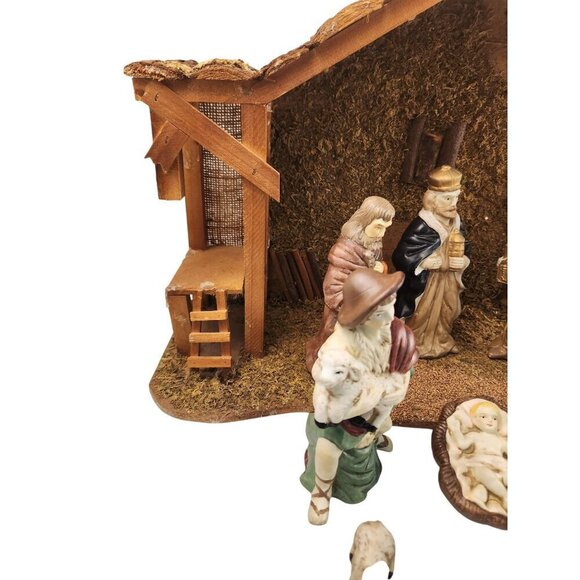 Large Nativity Christmas Holiday Set With 9 Figurines & Stable - Picture 16 of 16
